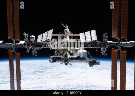 Erdatmosphäre. 8th. November 2021. Als die Crew-2-Mission die Internationale Raumstation an Bord von SpaceX Crew Dragon Endeavour verließ, schnappte die Crew dieses Bild der Station während eines Vorbeifluges des umkreisenden Labors, das nach dem Abdocken vom Weltraumhafen des Harmony-Moduls am 8. November 2021 stattfand. Die NASA-Mission SpaceX Crew-2 war die zweite operative Mission der Raumsonde SpaceX Crew Dragon und der Falcon 9-Rakete zur Internationalen Raumstation im Rahmen des Commercial Crew Program der Agentur, das mit der US-amerikanischen Luft- und Raumfahrtindustrie zusammengearbeitet hat, um Astronauten auf Amer zu starten Stockfoto