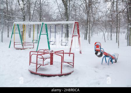 Weißer Schnee und Spielplatz. Spielplatz im Schnee im Winter bei einem Schneesturm Stockfoto