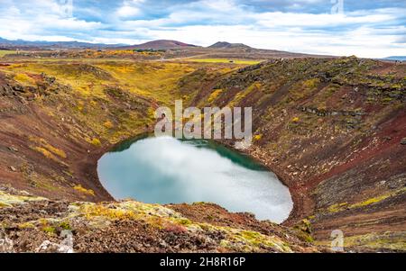 Vulkankrater Kerid mit blauem See im Inneren, touristische Attraktion Islands Stockfoto