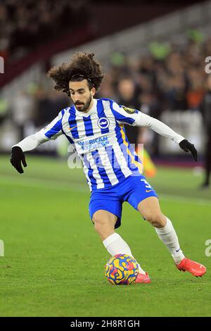 London, Großbritannien. 01st Dez 2021. Marc Cucurella von Brighton und Hove Albion in Aktion während des Spiels. Premier League Spiel, West Ham Utd gegen Brighton & Hove Albion im London Stadium, Queen Elizabeth Olympic Park in London am Mittwoch, 1st. Dezember 2021. Dieses Bild darf nur für redaktionelle Zwecke verwendet werden. Nur zur redaktionellen Verwendung, Lizenz für kommerzielle Nutzung erforderlich. Keine Verwendung bei Wetten, Spielen oder Veröffentlichungen in einem Club/einer Liga/einem Spieler. PIC von Steffan Bowen/Andrew Orchard Sports Photography/Alamy Live News Credit: Andrew Orchard Sports Photography/Alamy Live News Stockfoto