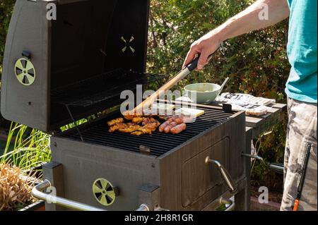 Zubereitung von Fleisch und Käse zum Abendessen auf dem Grill Stockfoto