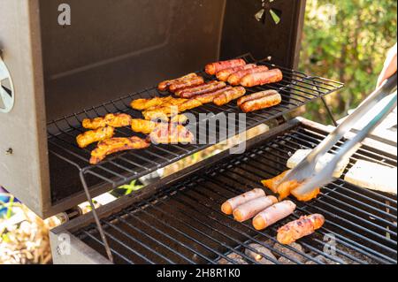 Fertig gegrillte Speisen auf dem Grill Stockfoto