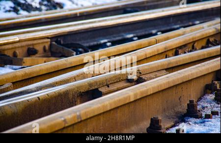 Abstrakter Hintergrund für den Transport. SchienenSie den Schaltpunkt der Schalterpfeile. Verschiedene Routen folgen. Stockfoto