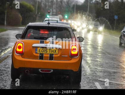 Blakedown, Großbritannien. 1. Dezember 2021. Wetter in Großbritannien: Starker Regen in den Midlands führt heute Nachmittag zu einem langsamen Heimweg. Autofahrer haben das Licht an und fahren langsam unter den erbärmlichen, nassen Bedingungen. Kredit: Lee Hudson/Alamy Live News Stockfoto