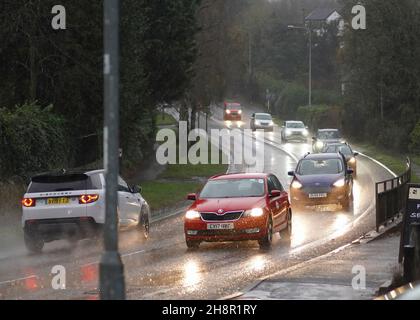 Blakedown, Großbritannien. 1st. Dezember 2021. Wetter in Großbritannien: Starker Regen in den Midlands sorgt für einen langsamen Heimweg. Die Fahrer von Autos haben ihre Lichter an und fahren langsam in den nassen Bedingungen. Kredit: Lee Hudson/Alamy Live Nachrichten Stockfoto