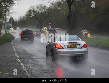 Blakedown, Großbritannien. 1st. Dezember 2021. Wetter in Großbritannien: Starker Regen in den Midlands sorgt für einen langsamen Heimweg. Die Fahrer von Autos haben ihre Lichter an und fahren langsam in den nassen Bedingungen. Kredit: Lee Hudson/Alamy Live Nachrichten Stockfoto