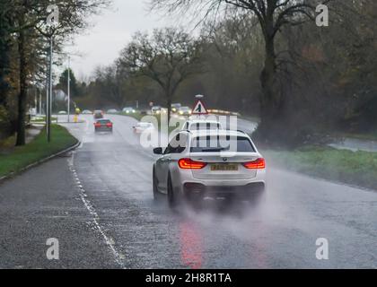 Blakedown, Großbritannien. 1st. Dezember 2021. Wetter in Großbritannien: Starker Regen in den Midlands sorgt für einen langsamen Heimweg. Die Fahrer von Autos haben ihre Lichter an und fahren langsam in den nassen Bedingungen. Kredit: Lee Hudson/Alamy Live Nachrichten Stockfoto