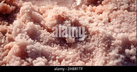 Rosafarbener Hintergrund aus Salz. Teextra aus natürlichem rosafarbenem Salz. Bakterien in der Natur. Abstrakter natürlicher Hintergrund von essbarem Salz. Stockfoto