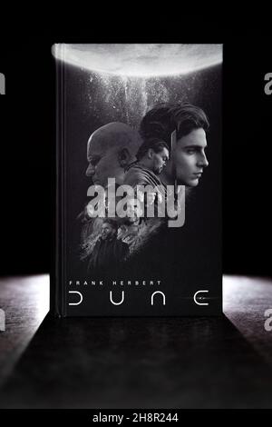 Celadna, Tschechien - 11.26.2021: Neuauflage von Dune von Frank Herbert. Gerade vertikale Aufnahme eines Science-Fiction-Buches, das auf einer reflektierenden Oberfläche mit Weiß steht Stockfoto