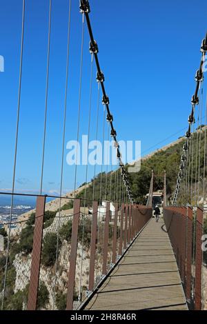 Touristen überqueren die Windsor Suspension Bridge in Gibraltar Stockfoto