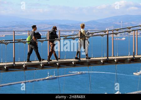 Touristen überqueren die Windsor Suspension Bridge in Gibraltar Stockfoto