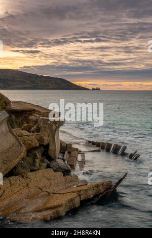 Der Leuchtturm Needles an der Küste der Insel wight Shoreline, das Wahrzeichen von Needles Rock an der Küste der Insel wight, der Insel zur Verteidigung des Meeres. Stockfoto