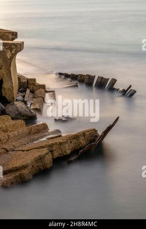 Beschädigte Meeresmauer nach Stürmen und Küstenerosion auf der Insel wight Coast, beschädigte Meeresmauer nach Winterstürmen und Erdrutschen auf der Insel wight Stockfoto