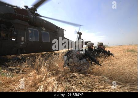 090511-A-6856S-167 Soldaten der US-Armee haben nach dem Ausstieg aus einem UH-60 Blackhawk-Hubschrauber während einer gemeinsamen Luftangriff-Operation mit der irakischen Armee Sicherheitskräfte eingerichtet, um am 11. Mai 2009 in der Nähe von Mushada, Irak, einen überstürzten Kontrollpunkt für den Verkehr einzurichten, um illegale Waffenbewegungen abzufangen und zu verhindern. Die Soldaten werden 4th Platoon, Alpha Company, 1st Bataillon, 111th Infanterie-Regiment, 56th Stryker Brigade Combat Team, 28th Infanterie-Division, Pennsylvania National Guard Multi-National Division Bagdad zugewiesen. DoD-Foto von SPC. Neil Stanfield, US-Armee. (Freigegeben) Stockfoto