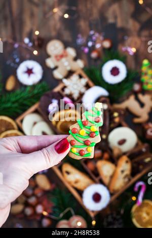 Süße Weihnachtskekse in Holzkiste auf rustikalem Tisch Stockfoto