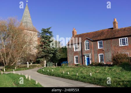 Das Dorf grün in Bosham, das das Meer überblickt, zeigt Grad II denkmalgeschützten Brook House im Jahr 1743 gebaut und die Holy Trinity Church, Brook Lane, Bosham, UK Stockfoto