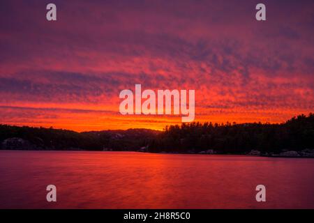 Spiegelungen des Sonnenuntergangs am Himmel im George Lake, Killarney Provincial Park, Killarney, Ontario, Kanada Stockfoto