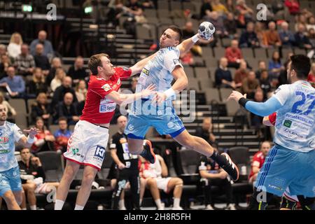 Aalborg, Dänemark. 01st Dez 2021. Richard Bodo (9) von Pick Szeged und Felix Claar (7) von Aalborg Boldklub beim EHF Champions League-Spiel zwischen Aalborg Handball und Pick Szeged in der Jutlander Bank Arena in Aalborg. (Foto: Gonzales Photo/Alamy Live News Stockfoto