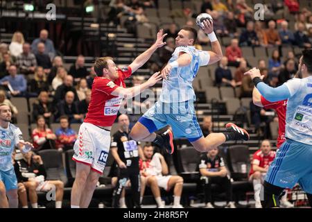 Aalborg, Dänemark. 01st Dez 2021. Richard Bodo (9) von Pick Szeged und Felix Claar (7) von Aalborg Boldklub beim EHF Champions League-Spiel zwischen Aalborg Handball und Pick Szeged in der Jutlander Bank Arena in Aalborg. (Foto: Gonzales Photo/Alamy Live News Stockfoto