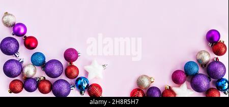 Bunte Weihnachtskugeln Urlaub Banner, rosa Hintergrund Stockfoto