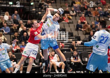 Aalborg, Dänemark. 01st Dez 2021. Richard Bodo (9) von Pick Szeged und Felix Claar (7) von Aalborg Boldklub beim EHF Champions League-Spiel zwischen Aalborg Handball und Pick Szeged in der Jutlander Bank Arena in Aalborg. (Foto: Gonzales Photo/Alamy Live News Stockfoto