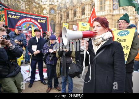 London, Großbritannien. 01st Dez 2021. Louise Haigh, Abgeordnete der Labour-Partei von Sheffield Heeley und Schattenministerin für Verkehr, hat während der Demonstration auf dem Megatelefon gesprochen. Gemeinsame Proteste der Verkehrsgewerkschaft, unterstützt von Unite, RMT, Aslef, TSSA und der ITF, im Old Palace Yard, gegenüber dem Parlament. Die Verkehrsarbeiter in London sehen sich im Zusammenhang mit dem TFL-Rettungspaket der Regierung, das durch die Pandemie verursacht wurde, mit Arbeitsplätzen, Lohnkürzungen und Rentenkürzungen konfrontiert. Kredit: SOPA Images Limited/Alamy Live Nachrichten Stockfoto