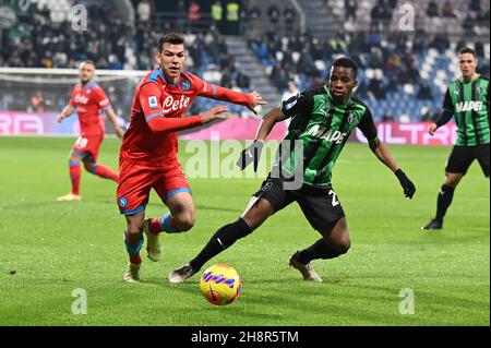 Reggio Emilia, Italien. 01st Dez, 2021. ahmed traore (sassuolo) und der ausgehändigte lozano (Napoli) während des US-Spiels Sassuolo gegen SSC Napoli, italienische Fußballserie A in Reggio Emilia, Italien, Dezember 01 2021 Quelle: Independent Photo Agency/Alamy Live News Stockfoto