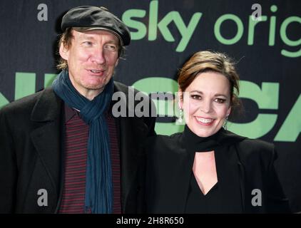 LONDO, GROSSBRITANNIEN - 30. Nov 2021: David Thewlis und Olivia Colman nehmen an der britischen Premiere von 'Landscapers' in der Queen Elizabeth Hall am 30. November 20 Teil Stockfoto
