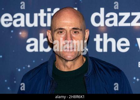 London, Großbritannien. 1. Dezember 2021. Mark Strong, Schauspieler, kommt zur Mediennacht für die Tour der Produktion des National Theatre und Trafalgar Theatre zu „The Curious Incident of the Dog in the Night-Time“ im Troubadour Wembley Park Theatre. Kredit: Stephen Chung / Alamy Live Nachrichten Stockfoto