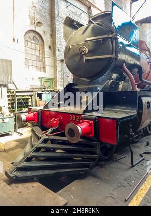 REMEDIOS DE ESCALADA - BUENOS AIRES, ARGENTINIEN - Nov 22, 2021: Leistungsstarke alte englische Dampflokomotive der Vulcan Foundry Baureihe 12E 4-6-2, 1926 Stockfoto