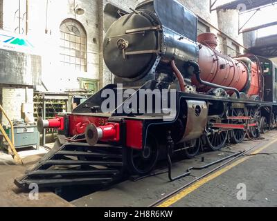 REMEDIOS DE ESCALADA - BUENOS AIRES, ARGENTINIEN - Nov 22, 2021: Leistungsstarke alte englische Dampflokomotive der Vulcan Foundry Baureihe 12E 4-6-2, 1926 Stockfoto