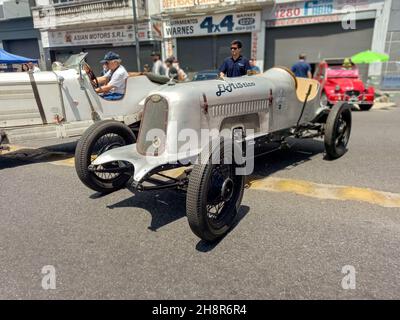 REMEDIOS DE ESCALADA - BUENOS AIRES, ARGENTINIEN - 08. Nov 2021: Sportlicher Vintage Chevrolet Chevy baquet, der auf der Straße geparkt ist. Geschwindigkeit. Rennen. Expo Warnes Stockfoto