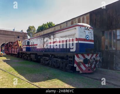 REMEDIOS DE ESCALADA - BUENOS AIRES, ARGENTINIEN - 22. Nov 2021: Alte amerikanische Diesellokomotive General Electric U18C 1960 Sechsachse 1980 PS. Gezogener Hund Stockfoto