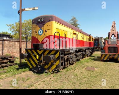 REMEDIOS DE ESCALADA - BUENOS AIRES, ARGENTINIEN - 21. Nov 2021: Alte amerikanische Diesellokomotive General Electric U13C 1962 Sechsachse 1420 PS. Lokaler Service Stockfoto