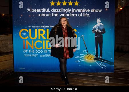 London, Großbritannien. 1. Dezember 2021. Clair Norris, Schauspielerin, kommt zur Mediennacht für die Tour der Produktion des National Theatre und Trafalgar Theatre zu „The Curious Incident of the Dog in the Night-Time“ im Troubadour Wembley Park Theatre. Kredit: Stephen Chung / Alamy Live Nachrichten Stockfoto