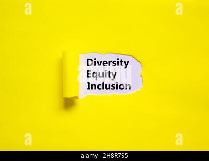Vielfalt, Gleichheit, Inklusion DEI Symbol. Worte DEI, Vielfalt, Gleichheit, Inklusion erscheinen hinter zerrissenem gelbem Papier. Rosa Hintergrund. Business, Taucher Stockfoto