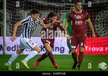 Reggio Calabria, Italien. 30th. November 2021. Hetemaj Perparim (Reggina)trägt den Ball während Reggina 1914 gegen Ascoli Calcio, Italienischer Fußball Serie B Spiel in Reggio Calabria, Italien, November 30 2021 Kredit: Unabhängige Fotoagentur/Alamy Live Nachrichten Stockfoto