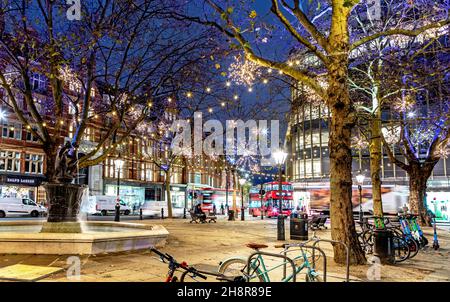 Sloane Square in der Weihnachtsnacht in London, Großbritannien Stockfoto