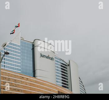 Moderne Dubai Gebäude Architektur Wahrzeichen mit schöner Aussicht und Himmel Hintergrund Stockfoto