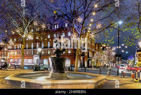 Sloane Square in der Weihnachtsnacht in London, Großbritannien Stockfoto