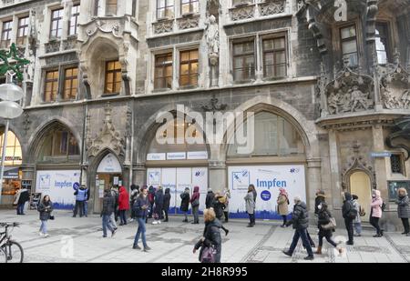 Pop up Corona Impfstelle, Leute Schlange stehen für Impfungen, Marienplatz. Stockfoto