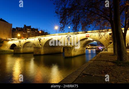 Marie Brücke, zwischen Saint Louis Insel und das Quai des Celestins. Blick von der Seine bei Nacht, Paris. Stockfoto