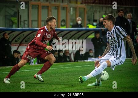 Reggio Calabria, Italien. 30th. November 2021. Lakicevic Ivan (Reggina) trägt den Ball während Reggina 1914 gegen Ascoli Calcio, Italienisches Fußballspiel der Serie B in Reggio Calabria, Italien, November 30 2021 Quelle: Independent Photo Agency/Alamy Live News Stockfoto