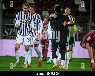 Reggio Calabria, Italien. 30th Nov, 2021. ascoli Team feiert den Finalsieg während Reggina 1914 gegen Ascoli Calcio, Italienisches Fußballspiel der Serie B in Reggio Calabria, Italien, November 30 2021 Quelle: Independent Photo Agency/Alamy Live News Stockfoto