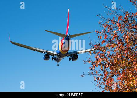 Southwest Airlines-Passagierjet auf dem Hartsfield-Jackson Atlanta International Airport in Atlanta, Georgia, landet. (USA) Stockfoto