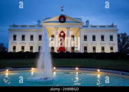 Das Weiße Haus hängt ein riesiges rotes Band auf dem Nordportal, um den Welt-Aids-Tag in Washington, DC, USA, zu feiern. 01st Dez 2021. Quelle: SIPA USA/Alamy Live News Stockfoto