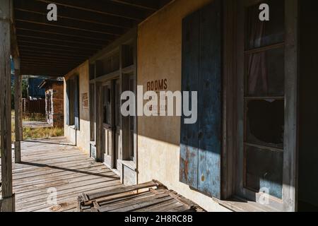 ALPINE, USA - 01. Aug 2016: Alpine, Texas - 2016. August: Alte Filmaufnahmen werden langsam in den West Texas Elementen abgebaut. Stockfoto