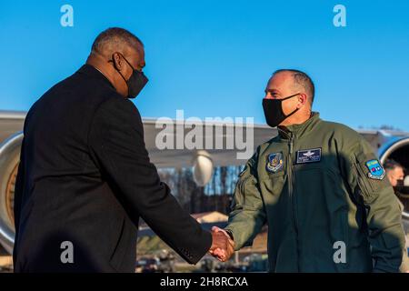 Pyeongtaek, Südkorea. 01st Dez 2021. US-Verteidigungsminister Lloyd J. Austin III, links, begrüßt Generalleutnant Scott L. Pleus, stellvertretender Kommandant der US-Streitkräfte Korea bei der Ankunft auf dem Osan Air Base am 1. Dezember 2021 in Pyeongtaek, Südkorea. Austin besucht Korea, um sich mit hochrangigen Regierungsvertretern auf dem Sicherheitsberatungstreffen zwischen den USA und Korea zu treffen. Kredit: SSGT. Douglas Lorance/USA Air Force/Alamy Live News Stockfoto