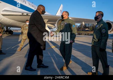 Pyeongtaek, Südkorea. 01st Dez 2021. US-Verteidigungsminister Lloyd J. Austin III, links, begrüßt LT. General Scott L. Pleus, stellvertretender Kommandeur der US-Streitkräfte Korea und Col. Joshua Wood, Kommandant, 51st Fighter Wing, nachdem er am 1. Dezember 2021 auf dem Osan Air Base in Pyeongtaek, Südkorea, angekommen war. Austin besucht Korea, um sich mit hochrangigen Regierungsvertretern auf dem Sicherheitsberatungstreffen zwischen den USA und Korea zu treffen. Quelle: Chad McNeeley/DOD/Alamy Live News Stockfoto