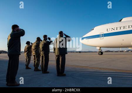 Pyeongtaek, Südkorea. 01st Dez 2021. Hochrangige Offiziere werden geehrt, als das Flugzeug, das den US-Verteidigungsminister Lloyd J. Austin III trägt, am 1. Dezember 2021 in Pyeongtaek, Südkorea, auf dem Luftwaffenstützpunkt Osan ankommt. Austin besucht Korea, um sich mit hochrangigen Regierungsvertretern auf dem Sicherheitsberatungstreffen zwischen den USA und Korea zu treffen. Kredit: SSGT. Douglas Lorance/USA Air Force/Alamy Live News Stockfoto